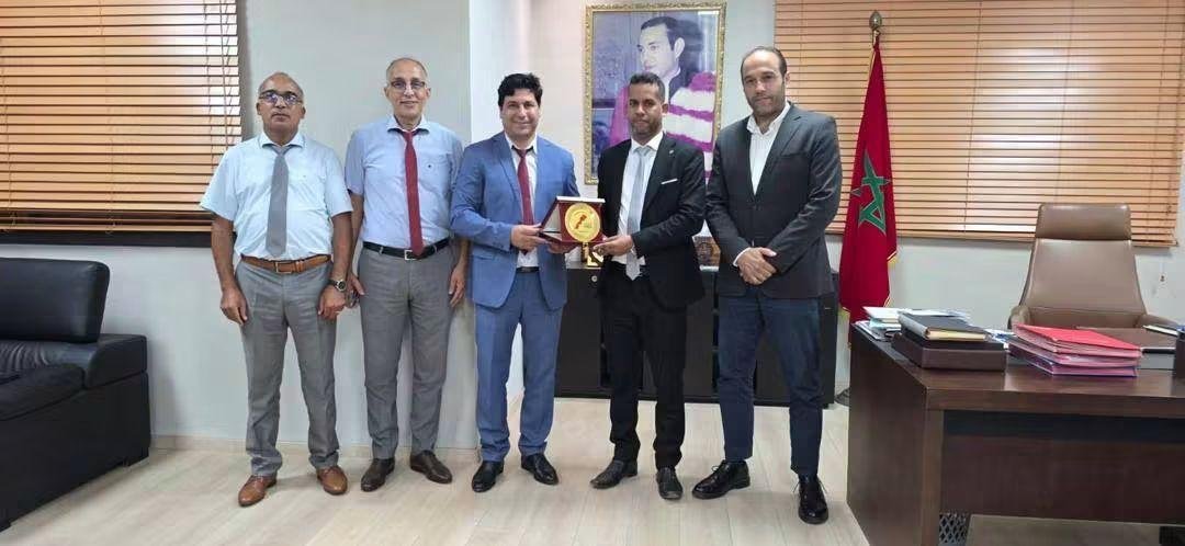 SalemZenib's tweet photo. بحث مدير المعهد العالي للطاقة بمجمع بوليتكنك، الدكتور المهندس سيدي بوحمادي�� في المغرب، فرص تعزيز التعاون الأكاديمي والبحثي مع مؤسسات جامعية وعلمية، إلى جانب مقترح احتضان نواكشوط للدورة الخامسة من المنتدى الألماني الإفريقي للهيدروجين الأخضر. 🇲🇷 #الهيدروجين_الأخضر #موريتانيا https://t.co/66DfjEiPzb