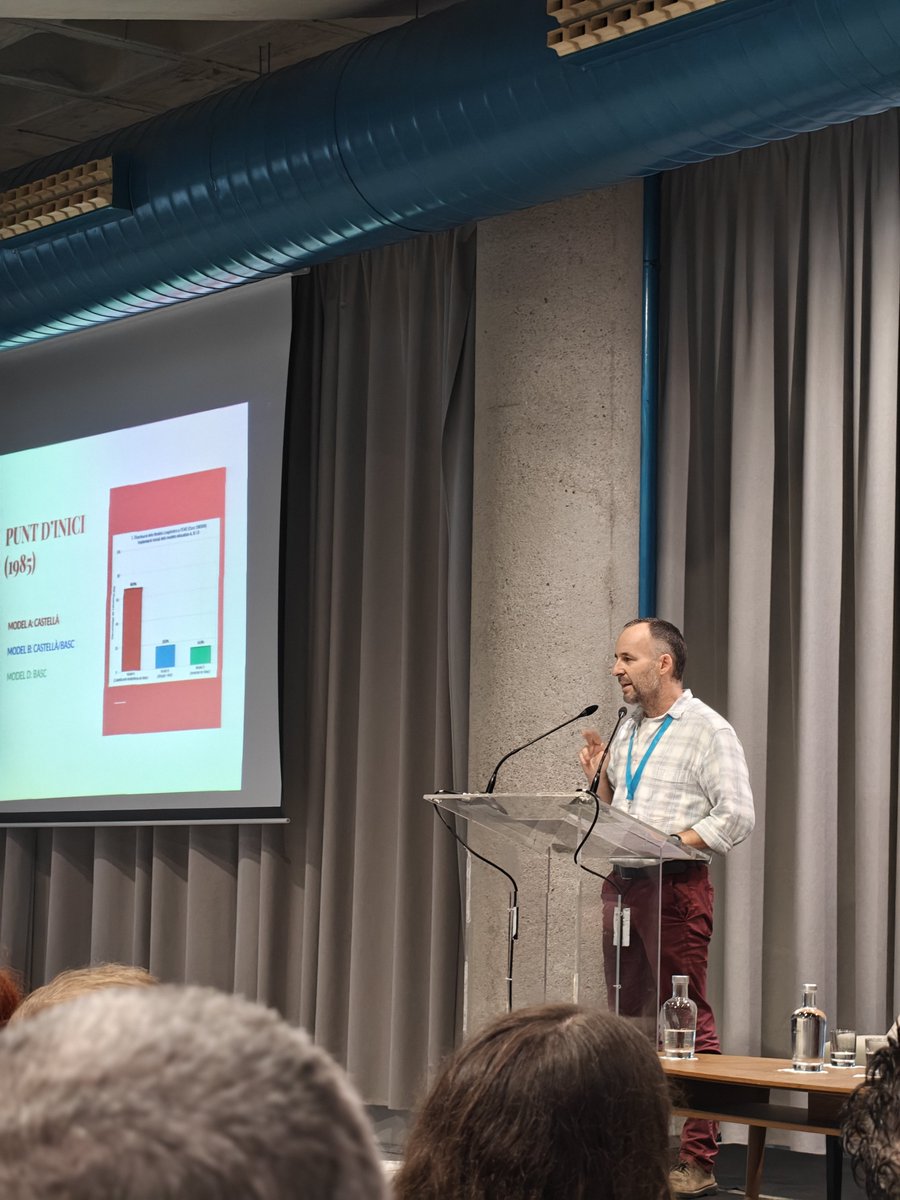JoanGalve's tweet photo. Al Congrés per la Doble Xarxa, Ibai Iztueta ens explica l'estratègia que es va implantar a Euskadi i la situació actual.
#congres2x https://t.co/6JieUsnQli