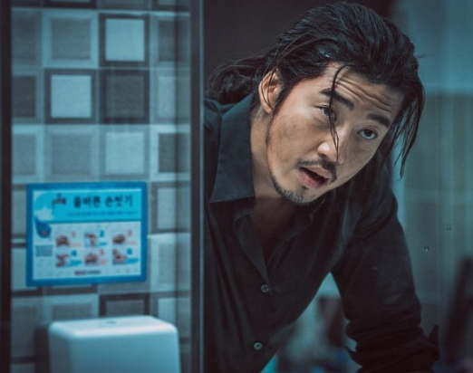 juhyeon6749's tweet photo. 영화 암살자들 논란 터지고 혼자 극락 가버린 레전드 배우

영화 암살자들 역사 왜곡 터지면서
출연했던 주연 배우들까지 줄줄이 이미지 나락 가고 있는데
이 사태 덕분에 17년 만에 떡상한 배우가 있음

주인공은 바로 윤계상임

윤계상이 17년 전에 인터뷰에서
한국 영화계는 좌파로 물들었다고 소신 발언 한 번 던졌다가
배우 일감 싹 다 끊기고 연예계에서 다들 매장시킬려고 했었음

근데 이번에 암살자들 선동 왜곡 논란 터지면서
사람들이 17년 전 윤계상 발언 다시 끌어올림

저 판에서 저런 소리 했던 게
얼마나 깡따구 있고 통찰력 있던 거냐며
갑자기 민심 회복하고 강제 전성기 맞이하는 중

윤계상은 도대체 어떤 싸움을 해왔던 걸까...