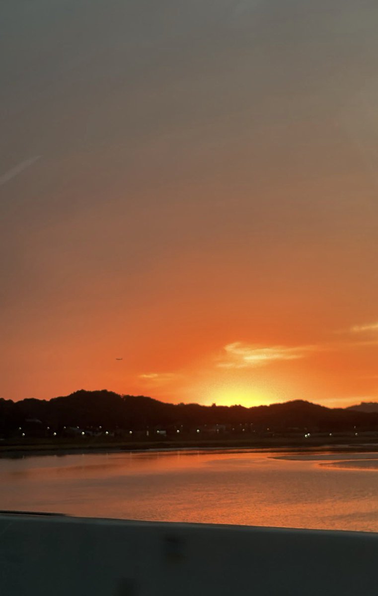 p1hcrew's tweet photo. jiung (@ 1007_human) our favorite sunset watcher 🧡 https://t.co/a56VVAEE8Q