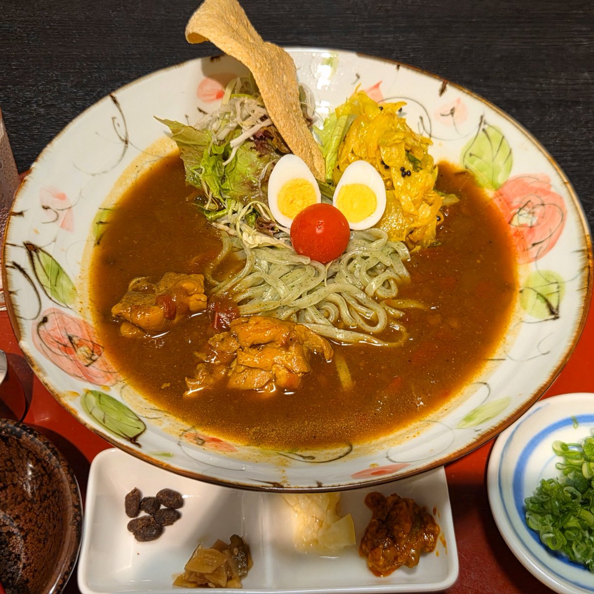 spicy_maruyama's tweet photo. 愛知県豊橋市の｢まつや｣はお蕎麦屋さんなのに、名物の豊橋カレーうどんと南インド料理を融合させたチャレンジングなメニューを提供中！

出汁が効いたインド式カレーにポリヤルやマンゴーアチャール、パパドまで！賑やかな美味しさで楽しかったです。

詳しくは👇
https://t.co/QeU4td9Lcz https://t.co/BQTZFgH2y5
