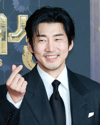 juhyeon6749's tweet photo. 영화 암살자들 논란 터지고 혼자 극락 가버린 레전드 배우

영화 암살자들 역사 왜곡 터지면서
출연했던 주연 배우들까지 줄줄이 이미지 나락 가고 있는데
이 사태 덕분에 17년 만에 떡상한 배우가 있음

주인공은 바로 윤계상임

윤계상이 17년 전에 인터뷰에서
한국 영화계는 좌파로 물들었다고 소신 발언 한 번 던졌다가
배우 일감 싹 다 끊기고 연예계에서 다들 매장시킬려고 했었음

근데 이번에 암살자들 선동 왜곡 논란 터지면서
사람들이 17년 전 윤계상 발언 다시 끌어올림

저 판에서 저런 소리 했던 게
얼마나 깡따구 있고 통찰력 있던 거냐며
갑자기 민심 회복하고 강제 전성기 맞이하는 중

윤계상은 도대체 어떤 싸움을 해왔던 걸까...