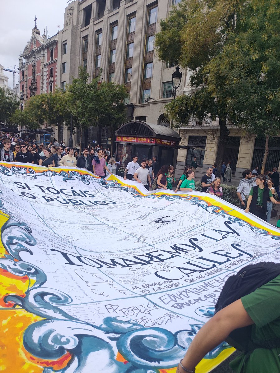 mcmihail's tweet photo. Estudiantes de Bellas Artes en Madrid: si tocáis lo público, tomamos las calles https://t.co/9wWMbsmcoo