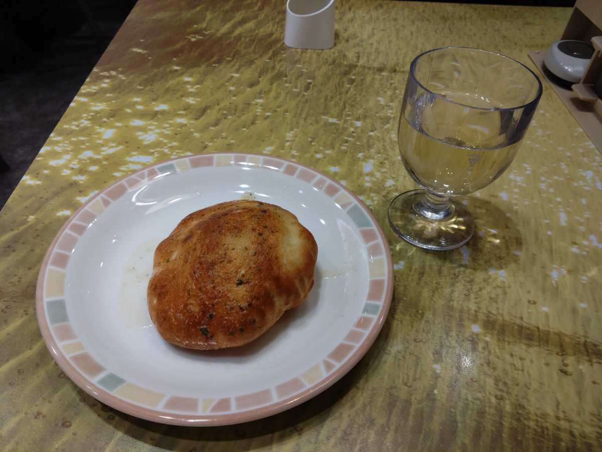 luke0206's tweet photo. 夢の世界から現実に戻る前のささやかなひとり時間
スペインの余韻に浸りたくて、会場向かいのサイゼで白ワイン🍇 https://t.co/CWtaQjDHON