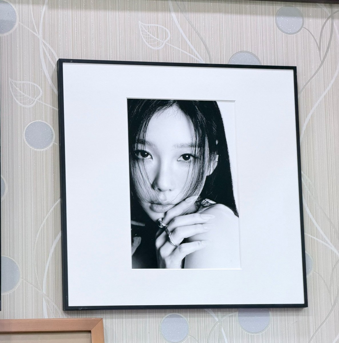 TAEYEONTHAI's tweet photo. แฟนโพสต์ใน Weibo เล่าประสบการณ์เดินทางไปจอนจู เพื่อไปที่ร้านแว่นของครอบครัวแทยอนค่ะ

"อยู่โซลมานานขนาดนี้ วันนี้ในที่สุดก็ได้มาที่ร้านแว่นของพี่แทยอนที่บ้านเกิดจอนจูแล้ว โชคดีมากที่วันนี้ทั้งคุณแม่และพี่ชายของแทยอนอยู่ที่ร้าน" https://t.co/ocPnbo9oLC