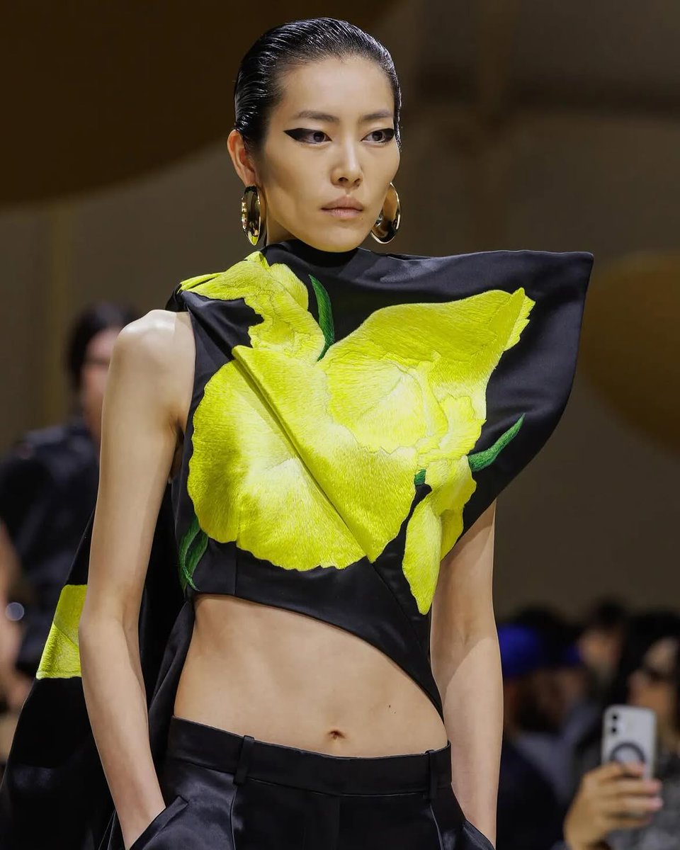 liuwenwl's tweet photo. Givenchy SS27 details #LiuWen #刘雯 https://t.co/G43xhk63Gy