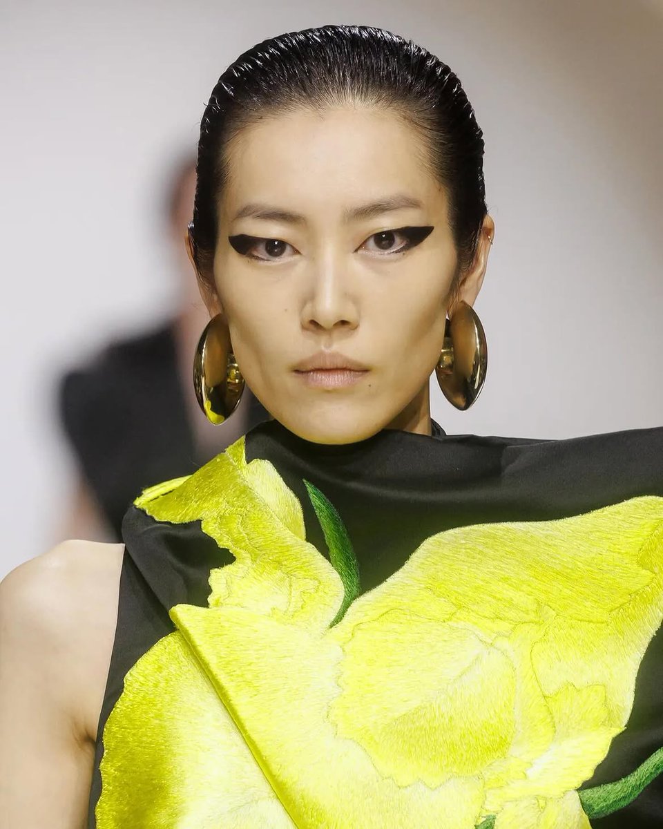 liuwenwl's tweet photo. Givenchy SS27 details #LiuWen #刘雯 https://t.co/G43xhk63Gy