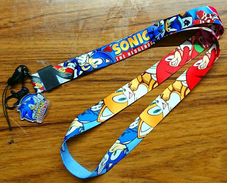 monamie200's tweet photo. フリマサイトに出品されていたソニックのネックストラップに一目惚れして速攻で買ってしまった
この商品の出所はよくわからないけどキャラが派手に描かれた人目を引くデザインがとにかく気に入っている
誰かに見せたくなる映えアイテムだ https://t.co/rH987EkXvy