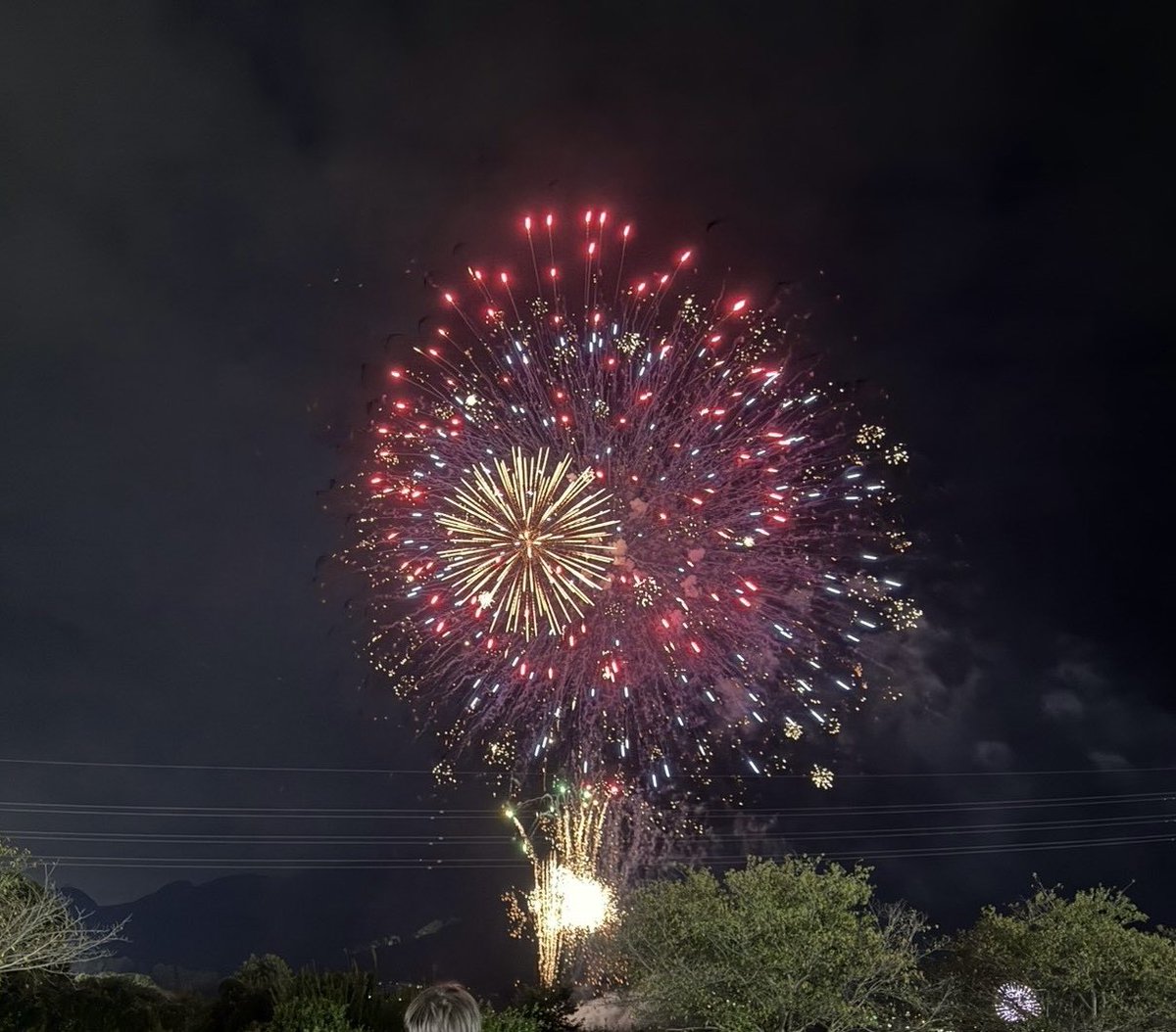 rinne_pkmn's tweet photo. お散歩しながら花火見てきた🎆🎇🎆 https://t.co/x1CAHYgbjS