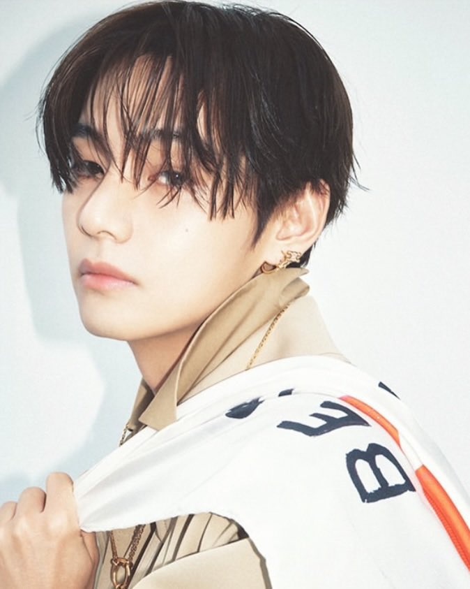 WORLDMUSICAWARD's tweet photo. Although #V couldnt attend Celine's show in Paris today, due to BTS' South American Tour, he still got everyone excited, promoting it with gorgeous pics online!💪🕺🏻📸🌟🤩👥👥👥🤪C👠👜🇫🇷👑💜

V x CELINE 
TAEHYUNG FOR CELINE 
#CelineEte2027 
#TAEHYUNGxCELINE 
#VxCELINE 
#BTS @BTS_twt