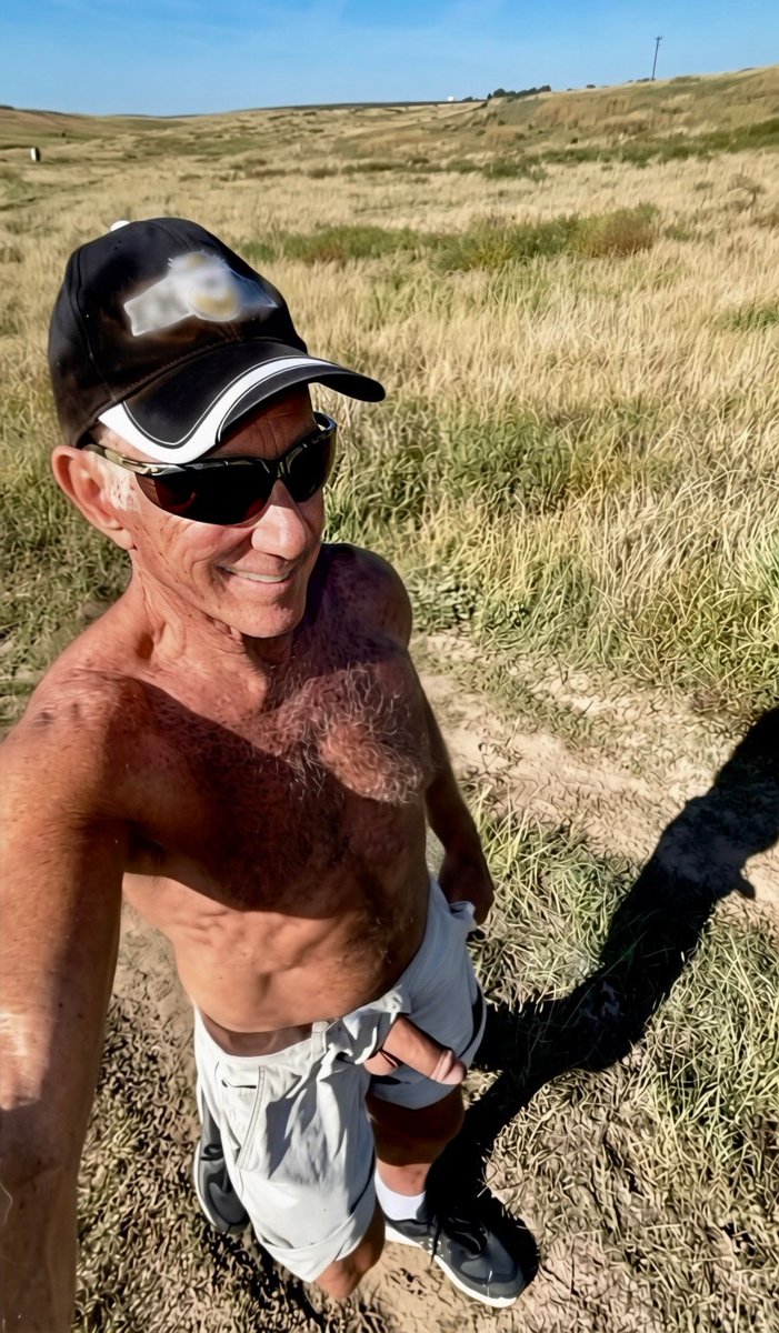 TomBurz31238's tweet photo. Giving my commando boys some sun!☀️🌾🍆🌰🌰🔥 #gaydaddy #bidaddy #naturist #gayfarm #commando https://t.co/dCzDI2DB0M