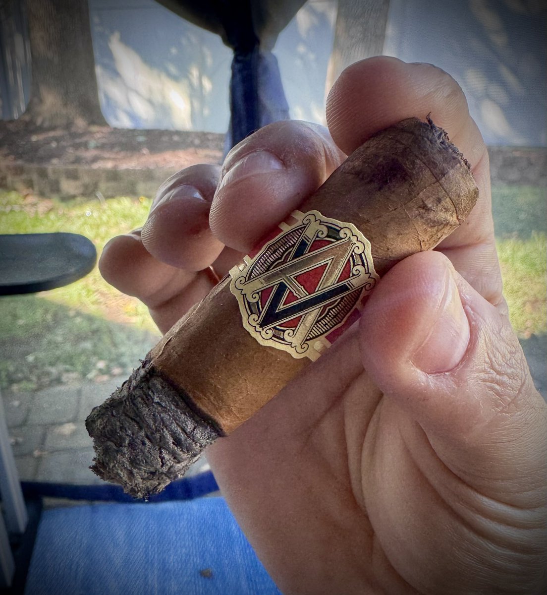 ajfalvo11's tweet photo. I enjoyed this @Davidoff_Cigars AVO XO #Intermezzo way more than I thought I would. Smooth smoke, toothy, and gave an even burn. Came as part of the @HoltsCigar #COTM club, and I’m glad it did! A great discovery that I’ll buy again. https://t.co/wBulaSaXm8