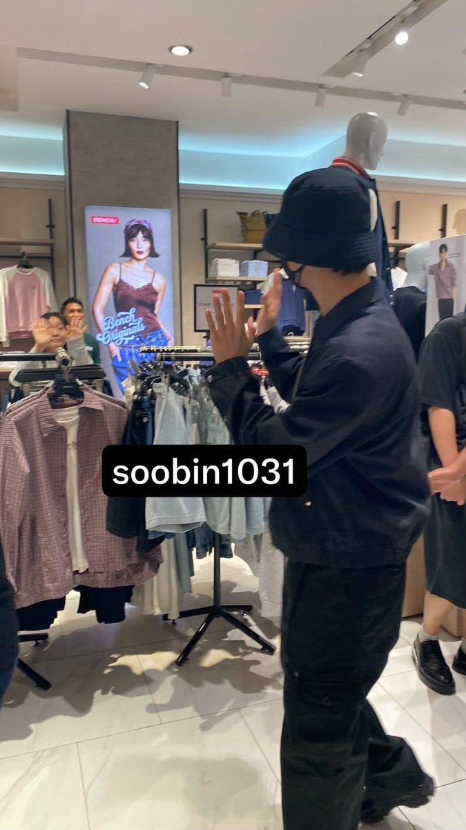 KimSoohyunshiph's tweet photo. Surprise! 😭❤️ 

Kim Soohyun visited the BENCH Flagship Store in BGC! 🥹❤️

#BENCHOurForeverWithYou #BENCHxKimSooHyun #KimSooHyunInManila https://t.co/7GFemCkoGX