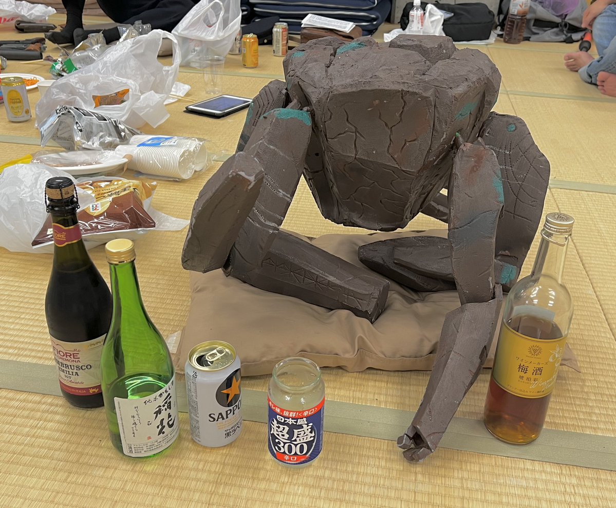WANIGUNNSOU's tweet photo. 宴会場に置いておいたらオタク達にどんどんお酒を置いておかれるロッキー https://t.co/3yWl5cK9EL