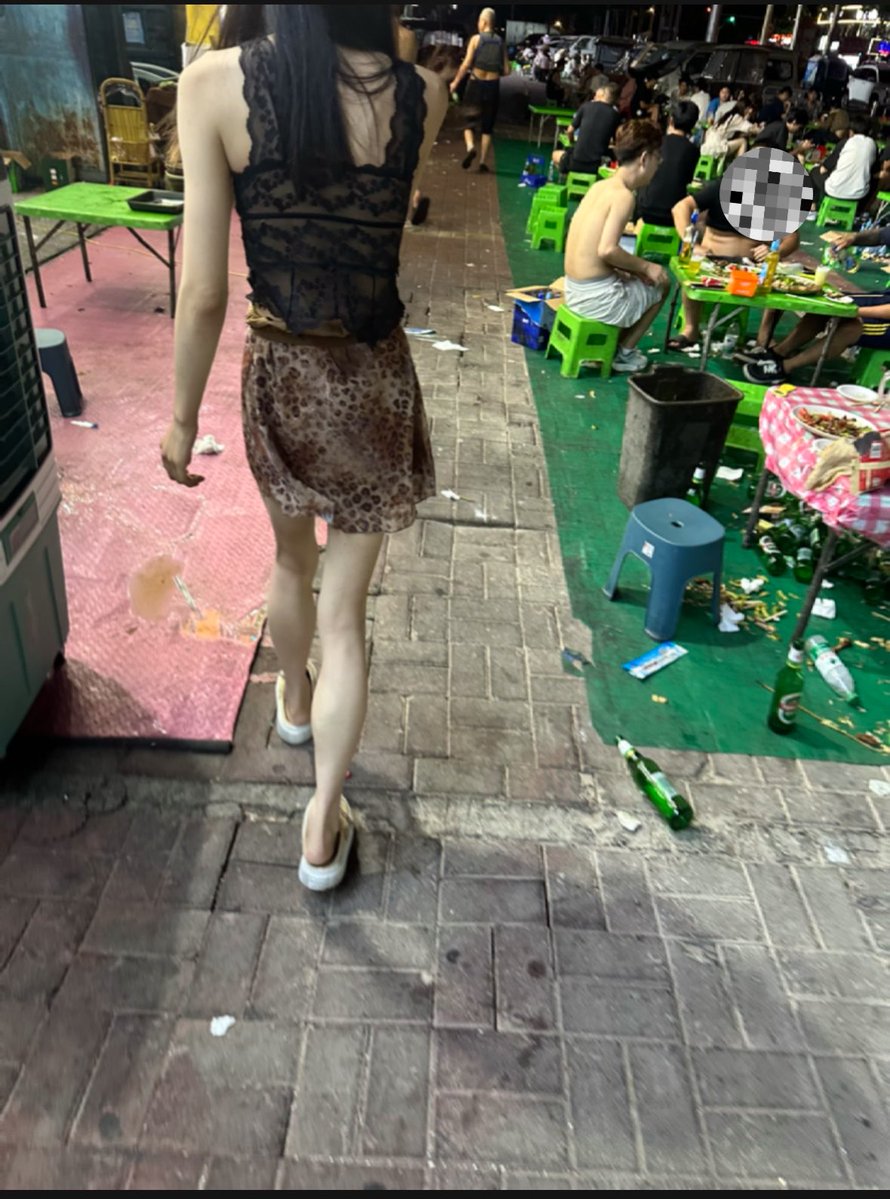 lkun414728's tweet photo. 小比里还流着水呢就跑去人多的夜市让人视奸
#淫妻 #露出 https://t.co/110dpAPfQo