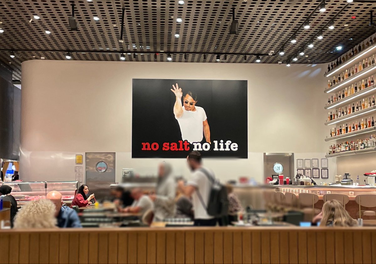 june_sfsb's tweet photo. 先月のモルドバ旅行✈️乗り換えのイスタンブール空港で、クセ強なお店を発見🤭それにしても大きな空港になってたんだなぁ。以前のアタテュルク空港が懐かしい。 https://t.co/K0kPY4l9Ou