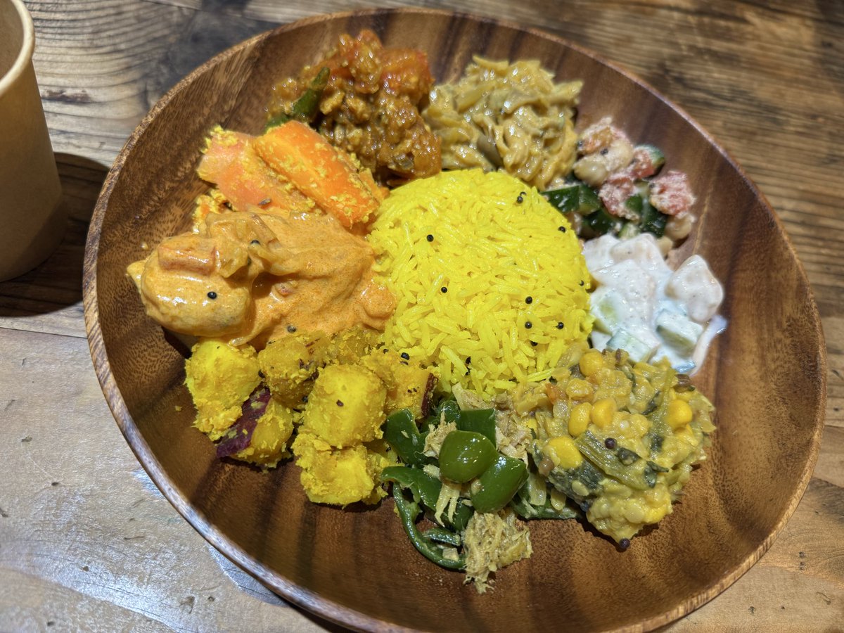 p30bc5's tweet photo. シンギングボウル✖️占い🔮のイベントへ（おいしいカレー🍛とドリンクつき）
音浴は初めての経験。音から発生する空気の振動、波動も浄化の効果があると感じた日。
シンギングボウルは、体をゆるめる効果があるとのこと。
占いは、わたしのお師匠さんに占っていただきました✨ https://t.co/0mx7EuTrsT