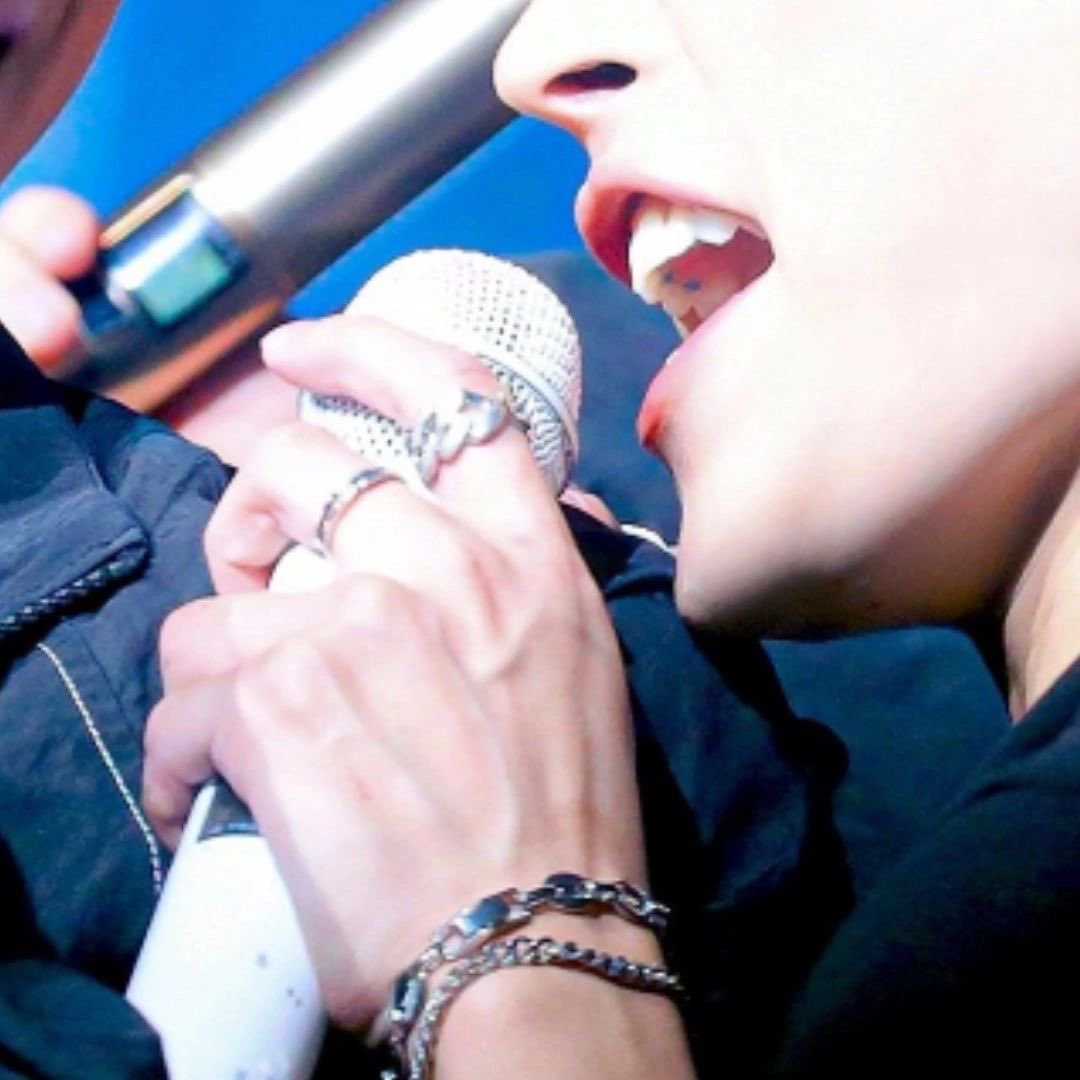 bounyhwa's tweet photo. street saying somebunny likes his hands https://t.co/cfpegUNb83