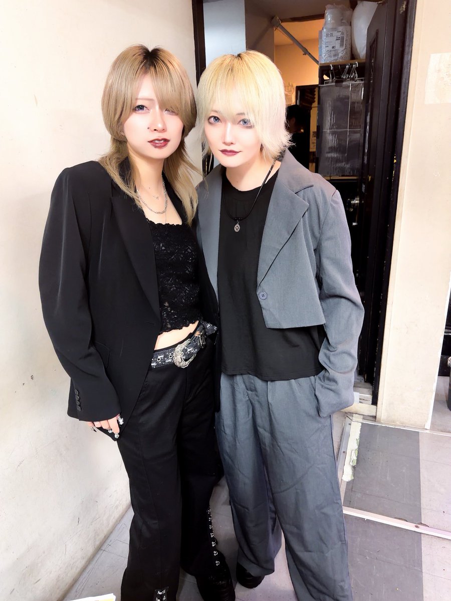 rei_concerto's tweet photo. ムイムイときゅるで話すようになってなんならお客さんに間違えられるくらい似てるって言われるの実は嬉しかった✌️✨
ネイルとか服の趣味もめちゃくちゃ合う気がしています🫶
セットアップコーデ似てて嬉しい✌️

楽屋とかで観る��はグループの事凄い想って行動できる尊敬できる方だなぁーってどんどんむいちゃんを知ってく度に俺もらぶでした🫶(両思いだったってｺﾄｯ)

これからも末永くよろしくね❕❕❕