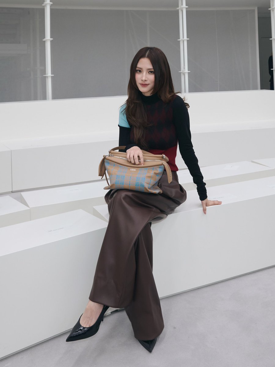 thaiupdate2021's tweet photo. Baifern Pimchanok, LOEWE Brand Ambassador, attended the LOEWE Spring/Summer 2027 fashion show in Paris, France.

#LOEWE #LoeweSS27 
#baifernbah 
#thaiupdate2019 https://t.co/e41GJOSuTp