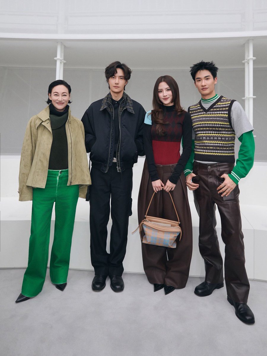 thaiupdate2021's tweet photo. Baifern Pimchanok, LOEWE Brand Ambassador, attended the LOEWE Spring/Summer 2027 fashion show in Paris, France.

#LOEWE #LoeweSS27 
#baifernbah 
#thaiupdate2019 https://t.co/e41GJOSuTp