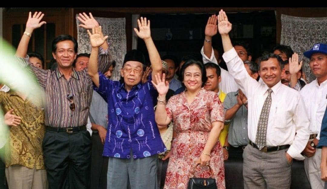 p4lest1ndones1a's tweet photo. Tokoh² 98 di bawah, termasuk Jokowi, Sri Mulyani, Bahlil, Yusril Mahendra, dll, harus bertanggungjawab atas seluruh kerusakan yang terjadi di republik ini, setelah mereka berhasil melengserkan Presiden Soeharto dengan tuduhan korupsi yang hingga saat ini tidak terbukti
#JaSMeRah https://t.co/eHGMC8x1oy