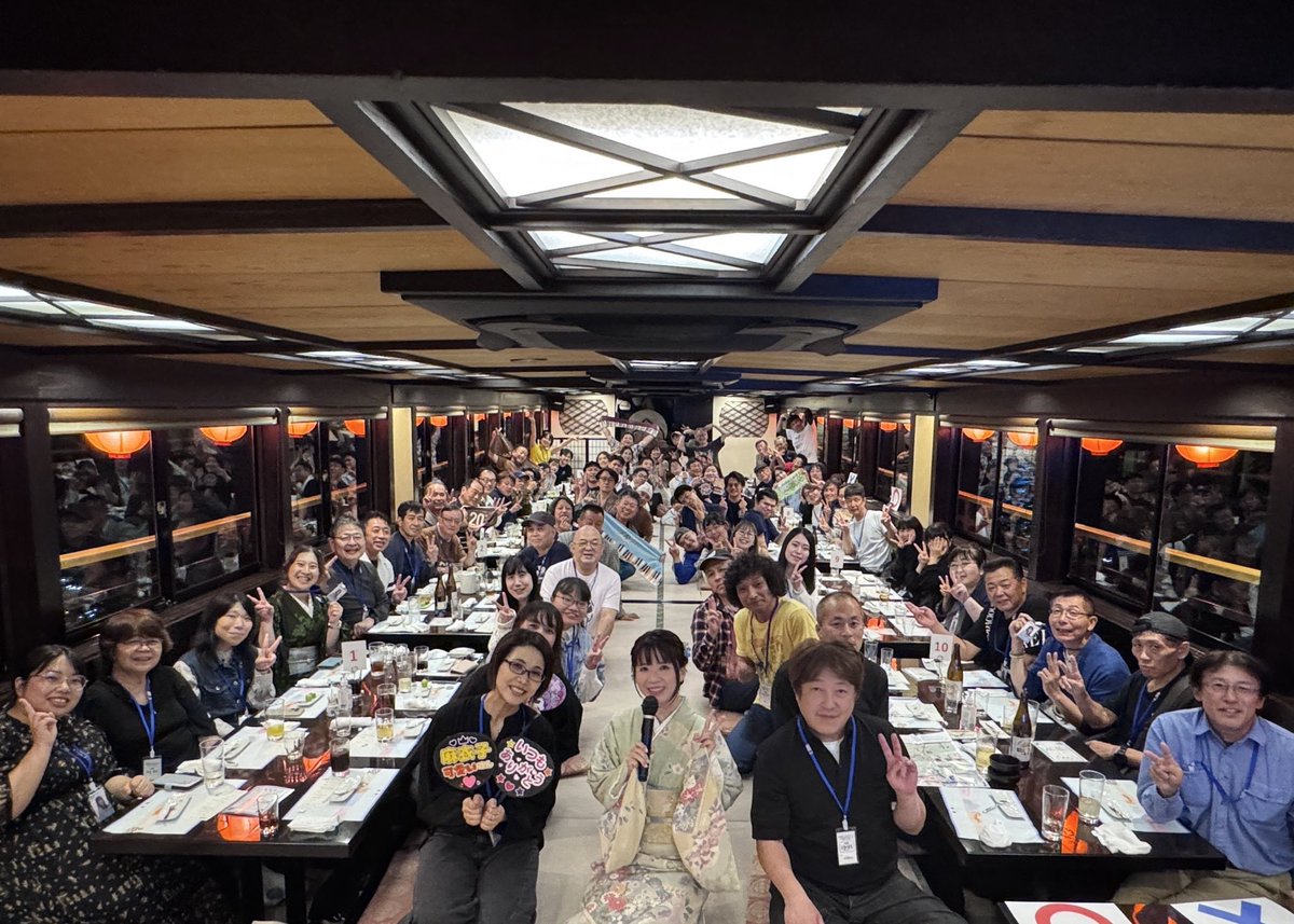 Fujita_Maiko's tweet photo. 今日は「祝20周年！フジタマクルーズ！屋形船で大宴会」でした🚤

参加してくださったみなさん、ありがとうございました✨

カラオケライブもとっても盛り上がりました😄みなさんと歌って笑って本当に幸せな時間でした。

また写真などアップしますね🤲

去年に引き続き今年も大盛り上がりの屋形船、すごく楽しかったです！またやりましょう🥂

#藤田麻衣子
