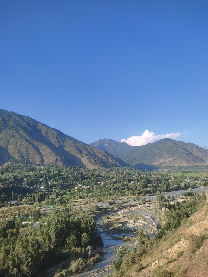 zaicr7's tweet photo. Mere Jannat e Kashmir 🍁🍁🍁 Autumn is best for home coming https://t.co/TaFhsYUTNF