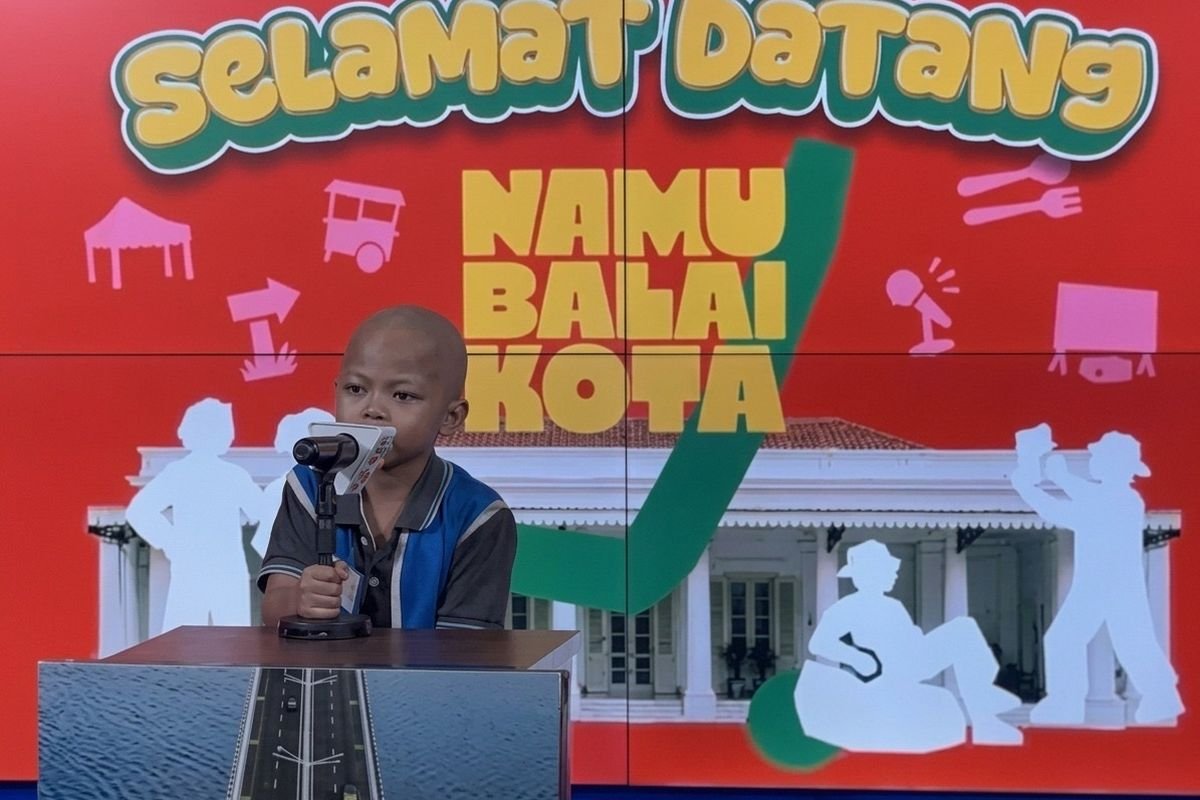 LambeSahamjja's tweet photo. program baru pramono anung
namanya namu balai kota

balai kota jakarta dibuka buat warga di akhir pekan
tujuannya biar warga bisa main dan kenal kantor pemerintahan

kids reporter atau reporter cilik
anak-anak bisa nyobain jadi wartawan cilik
diajarin langsung sama wartawan beneran

tiap sesi 5 sampe 10 anak, sehari ada 2 sesi
anak-anak bisa bikin karya berita sendiri

karyanya bisa aja ditayangin di kanal berita jakarta
tujuannya ngenalin dunia jurnalistik dan pemerintahan ke anak-anak

kegiatan lain
walking tour liat ruang kerja di balai kota, sekali tur 20-25 orang selama 30 menit, ada 5 sesi

nonton film di ruang pola lantai 2, kuotanya 100 orang, komunitas film juga bisa pake

jamming musik
ada umkm jualan
ruang terbuka buat anak muda tanpa batas kuota

intinya
balai kota jakarta sekarang bisa dikunjungi warga kayak tempat main
anak-anak bisa belajar jadi wartawan
sekalian bisa urus pajak kendaraan juga