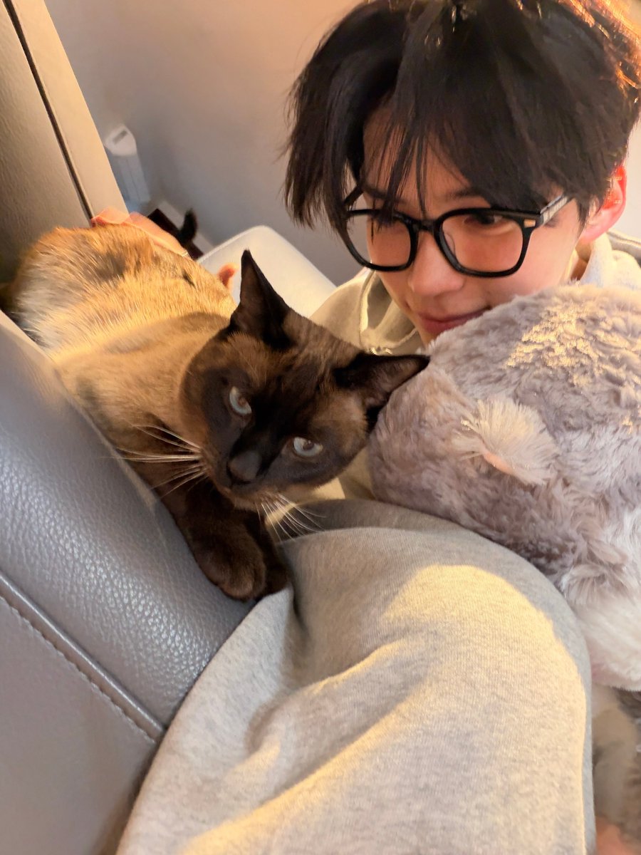 sunlightshb's tweet photo. OMG HANBIN WITH GIA 🥺🥺🥺🥺🥺 https://t.co/RDS8rOV8v2