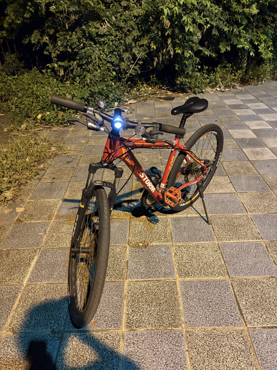 Sumosumopoke's tweet photo. 職場の50歳ドライバーさんにおさがりのマウンテンバイクをもらい、家路を漕いでいる。1時間半で着くらしいがまだあと30分かかるらしい。18時半に漕ぎ始めている。なぜだ。 https://t.co/QoPha9kgfz