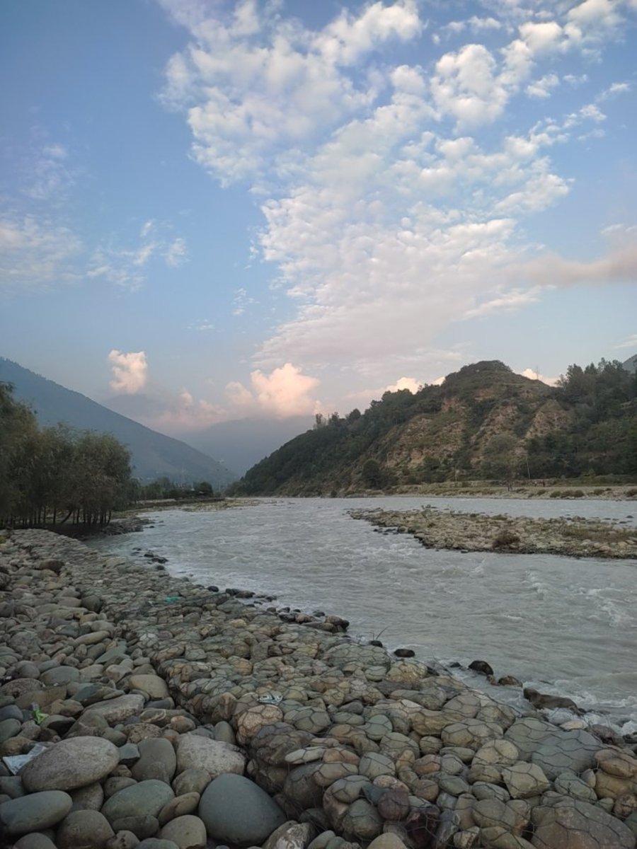 zaicr7's tweet photo. Mere Jannat e Kashmir 🍁🍁🍁 Autumn is best for home coming https://t.co/TaFhsYUTNF