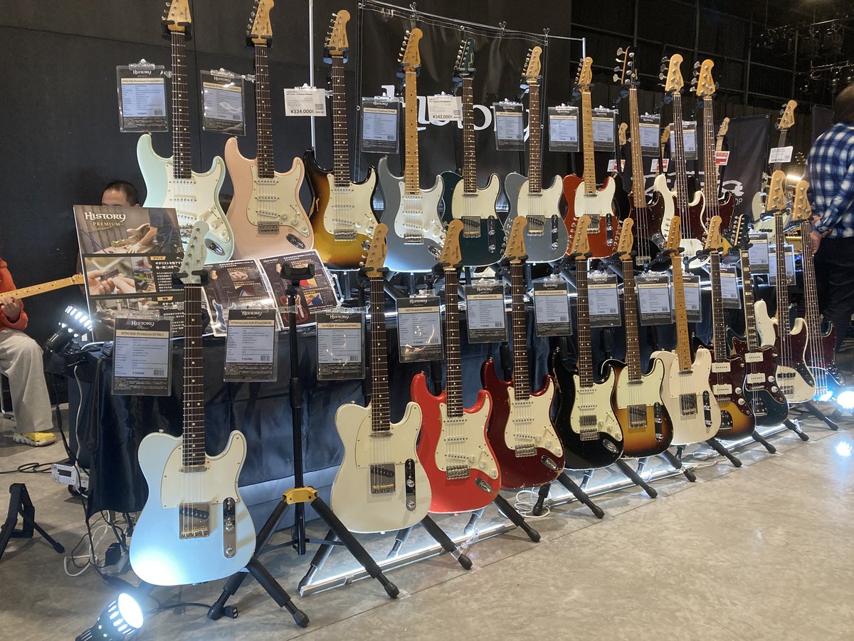 wobble_xy's tweet photo. ギター祭りの会場には沢山のメーカーの🎸が所狭しと並んでて、あちこちで試奏する音が聞こえて熱気がすごい

弾けないんです…って言ってもどのメーカーさんも「持ってみて！」って惜しげもなく触らせてくれて
鼻であしらわれるかと恐る恐る見てたんだけど杞憂だった 雰囲気がすごく良かった https://t.co/QsHD75vqRb