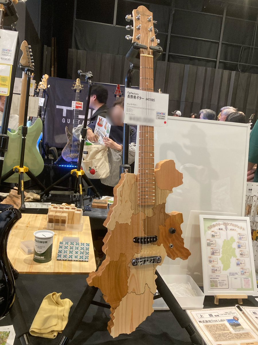 wobble_xy's tweet photo. ギター祭りの会場には沢山のメーカーの🎸が所狭しと並んでて、あちこちで試奏する音が聞こえて熱気がすごい

弾けないんです…って言ってもどのメーカーさんも「持ってみて！」って惜しげもなく触らせてくれて
鼻であしらわれるかと恐る恐る見てたんだけど杞憂だった 雰囲気がすごく良かった https://t.co/QsHD75vqRb
