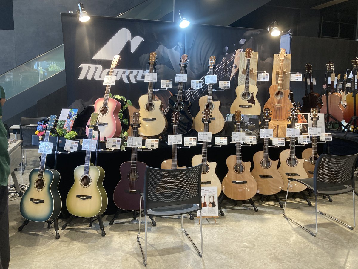 wobble_xy's tweet photo. ギター祭りの会場には沢山のメーカーの🎸が所狭しと並んでて、あちこちで試奏する音が聞こえて熱気がすごい

弾けないんです…って言ってもどのメーカーさんも「持ってみて！」って惜しげもなく触らせてくれて
鼻であしらわれるかと恐る恐る見てたんだけど杞憂だった 雰囲気がすごく良かった https://t.co/QsHD75vqRb