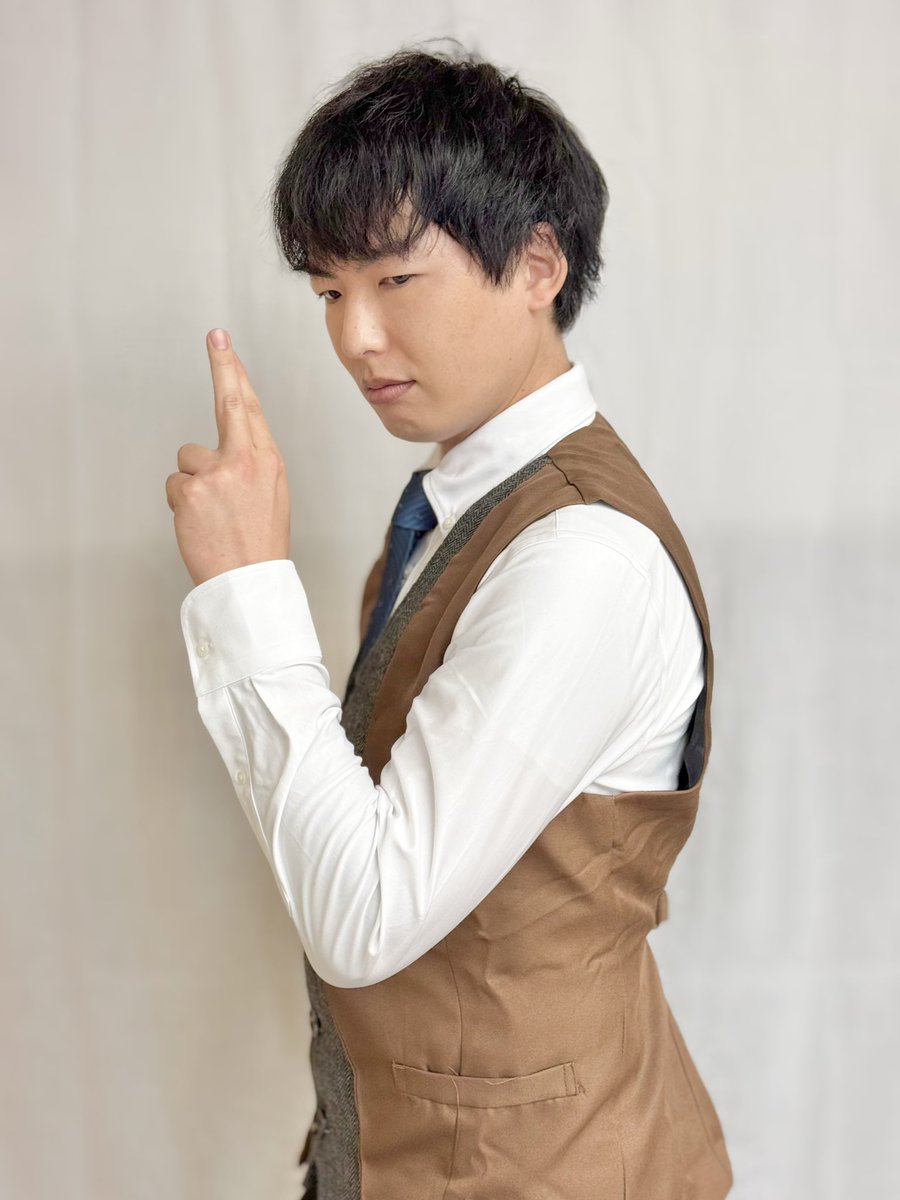 furinkazan_news's tweet photo. キャラクター紹介①
二階堂麦（にかいどう ばく）

二階堂探偵事務所所長。
元大手祓い師宗派の麒麟児、現在は霊能力を使って幽霊や妖怪関係の事件を解決する。
真言を用いた浄化、戦闘を得意とする。

「モノローグ」と言い張り、探偵事務所の壁に向かってしゃべる癖（？）がある。
#そのやく https://t.co/bqzBSf0FTO
