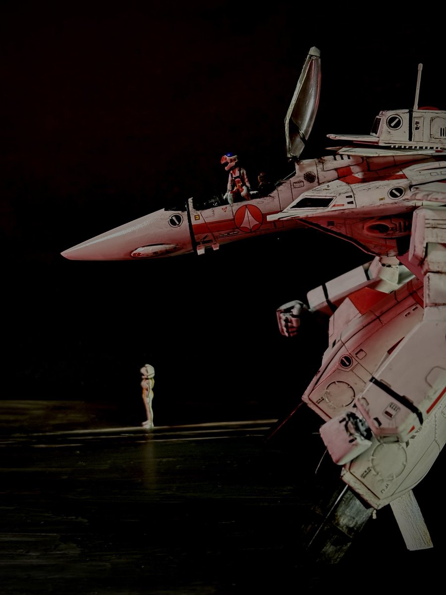 VfHangar's tweet photo. 超時空要塞マクロス第7話「バイバイ・マルス」から最後のシーンを再現してみました。

堅物だった未沙の切ない感情がいたたまれないシーンでした。

輝のJ型では初めてのガウォークでした。

#マクロスモデラーズ #マクロス #ハセガワ https://t.co/ZVeBsWKnkz