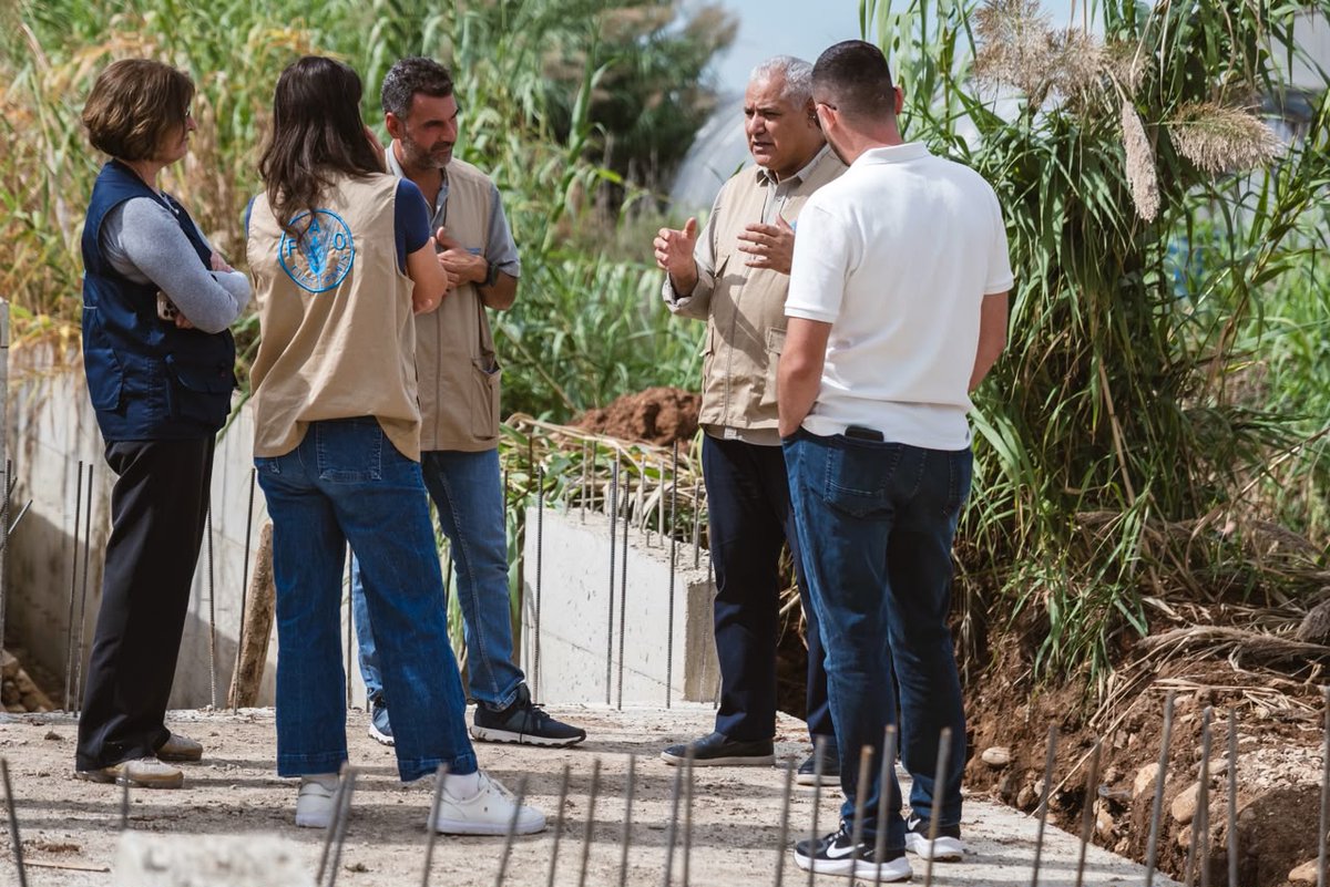 FAOLebanon's tweet photo. 📍Akkar | Renewable energy &amp; resilient 💧 = stronger food security via Greenhouse &amp; in-kind agri support
FAO DDG @BethBechdol, @FAOADG_NENA, @FAOemergencies Dir &amp; @VQuattrola saw:
🔷 Farmers using mobile ☀️ solar irrigation
🔵 Arqa irrigation canal (~580 ha)
With 🇨🇭🇳🇴 🇨🇦 support https://t.co/dt1FbCG6mK