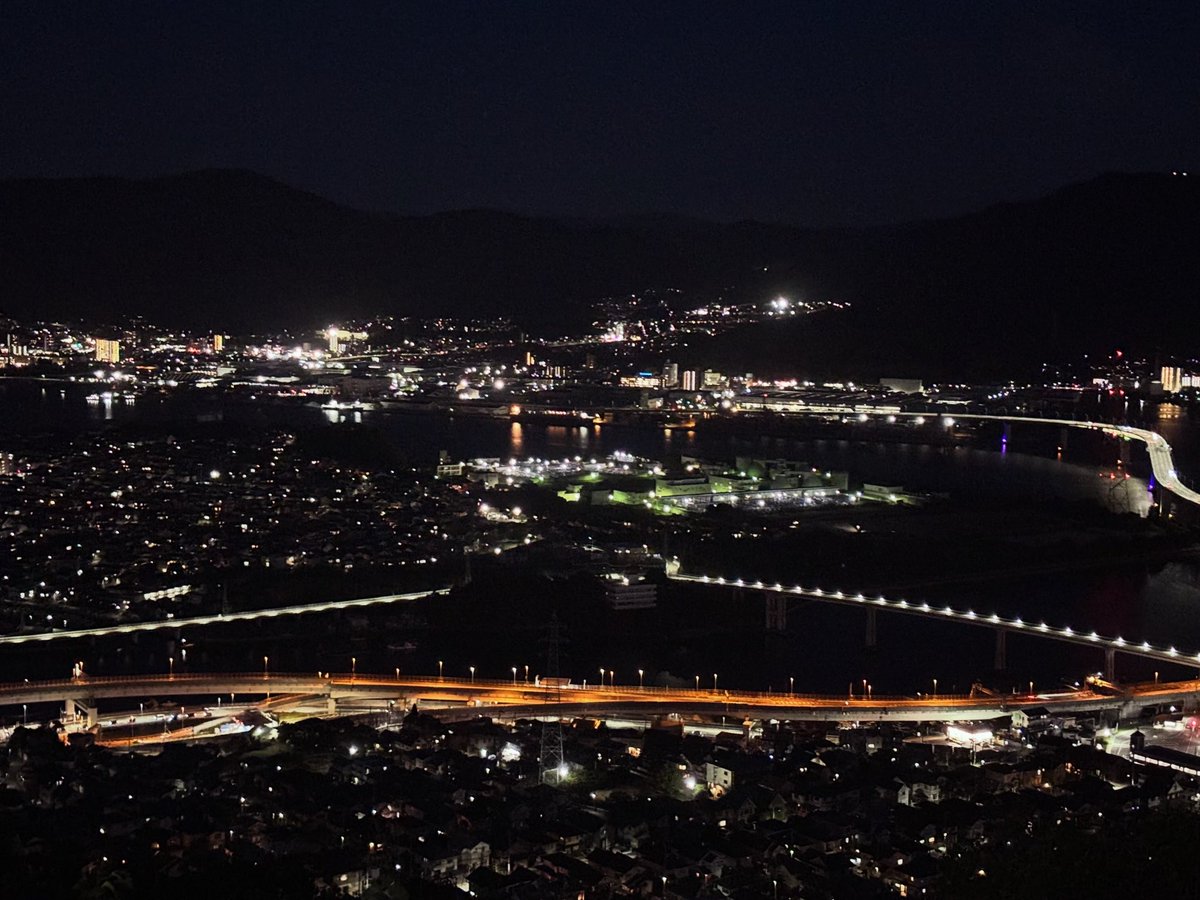 skymov2984's tweet photo. 黄金山展望台に行って参りました‼️最近、ドローンによる空撮を行ってますが、10:30ごろ着いた後まだまだ一般の方が沢山おりましたため、ドローンでの空撮は今後辞めておこうと考えました。にしても展望台からのこの景色‼️飛行させるまでもないとても綺麗な景色でした😊😊
#ドローン　#夜景　#広島 https://t.co/t0K1DlVahp