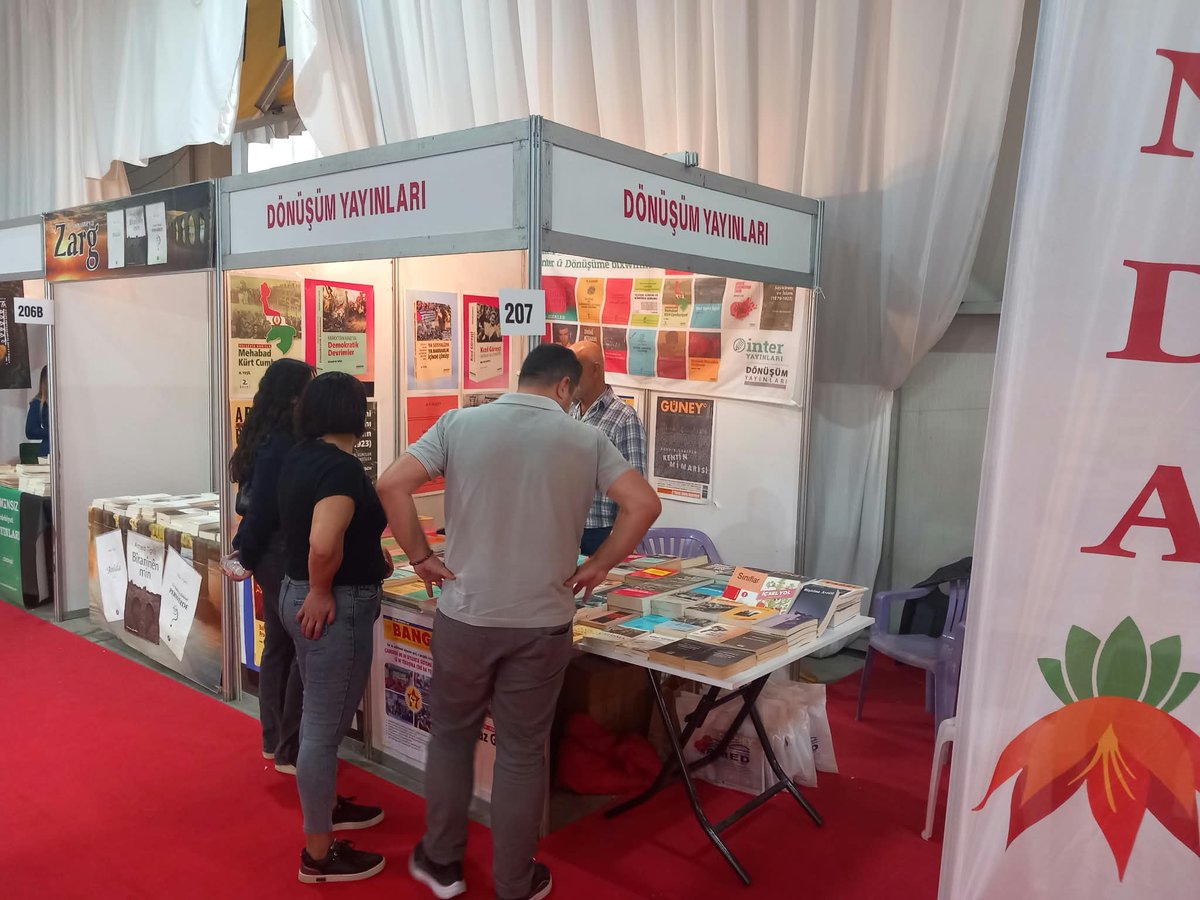 interyayinlari's tweet photo. Diyarbakır Kitap Fuarında son iki gün!

Dünyayı yorumlamak ve değiştirmek için İnter ve Dönüşüm Yayınları mükemmel bir kitaplık, iyi bir fırsat  sunuyor.
Bu fırsattan mutlaka  yararlanın!
Salon 2, 207 Nolu stanttayız.
#diyarbakırkitapfuarı https://t.co/LquV4Tc6rg