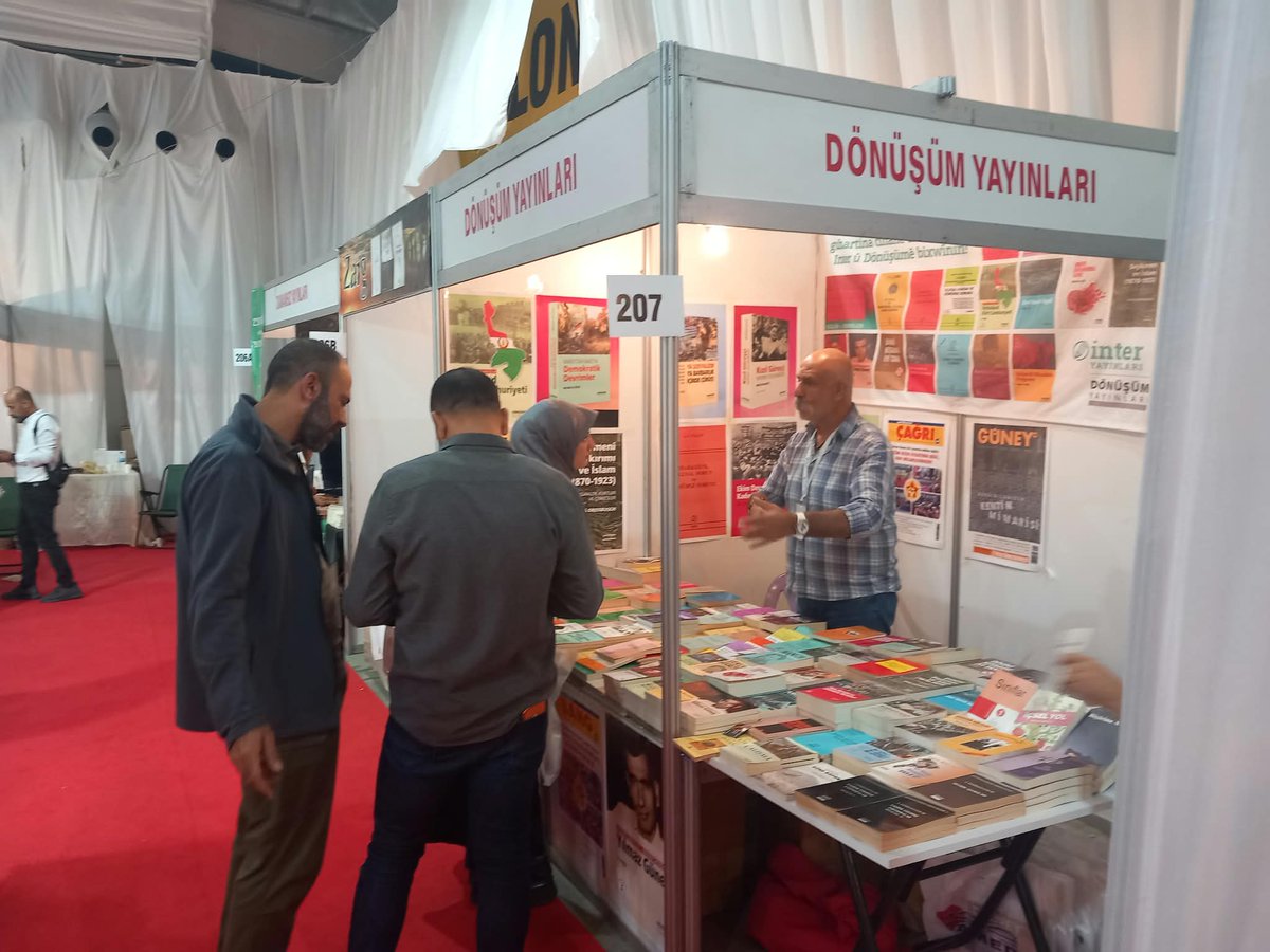 interyayinlari's tweet photo. Diyarbakır Kitap Fuarında son iki gün!

Dünyayı yorumlamak ve değiştirmek için İnter ve Dönüşüm Yayınları mükemmel bir kitaplık, iyi bir fırsat  sunuyor.
Bu fırsattan mutlaka  yararlanın!
Salon 2, 207 Nolu stanttayız.
#diyarbakırkitapfuarı https://t.co/LquV4Tc6rg