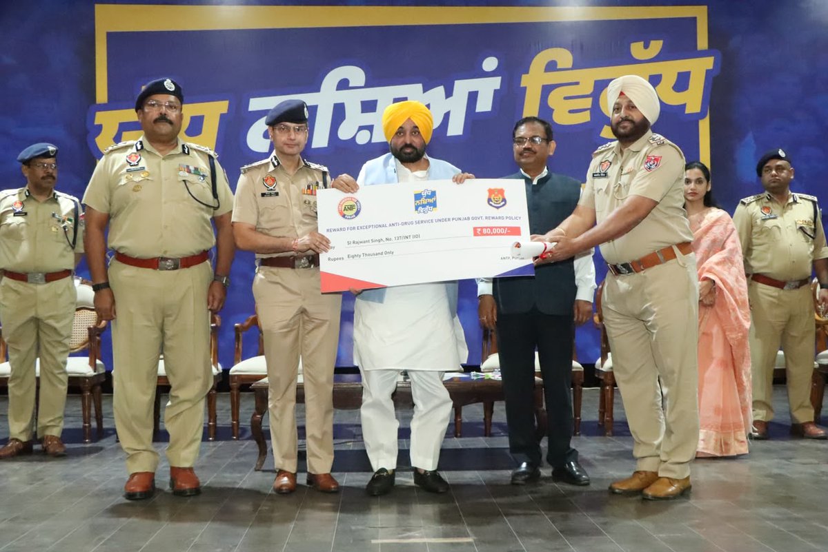 DGPPunjabPolice's tweet photo. Hon’ble Chief Minister Punjab, S. @BhagwantMann, today joined the @PunjabPoliceInd family at Maharaja Ranjit Singh Punjab Police Academy, Phillaur, for a state-level interaction with All 384 SHOs, 119 Subdivisional DSPs, 28 CPs/SSPs, 08 Range DIGs/IGs, & senior officers, including Chief Secretary, Special DGP Law & Order, Additional DGP ANTF and others on Punjab’s fight against drugs under #YudhNashianVirudh.

The interaction was attended by Range IGs, DIGs, CPs, SSPs, SPs, Sub-Divisional DSPs, All 384 jurisdictional SHOs in the State, except those on emergent duty, for a direct exchange of views, field-level experiences and suggestions. The Hon’ble CM appreciated the dedicated efforts of officers at the cutting edge of policing and their valuable contribution to the ongoing campaign against drugs. He exhorted the police officers to work with dedication and professionalism, leaving no stone unturned in the fight against drugs.

Officers who have demonstrated outstanding performance in strengthening law & order and taking decisive action against drugs and crime were honoured with commendations and cash rewards, including the 10 best-performing SHOs. The bravery, dedication and sacrifices of Punjab Police personnel in this war against drugs are a source of pride for the entire force.

This recognition will further strengthen the resolve of every Punjab Police officer to confront drug networks with courage, professionalism and determination. 

After the interactions,the Hon’ble Chief Minister participated in bada khana, and had lunch with all ranks of Punjab Police.

Together, we remain committed to building a drug-free, safer and more secure #Punjab.