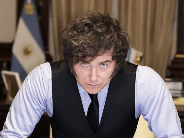 Mileistesfr's tweet photo. Milei a baissé les impôts.

Et pourtant les recettes de l'Etat argentin ont augmenté de 4% en termes réels sur les 12 derniers mois.

C'est le concept même de la courbe de Laffer.

Passé un certain niveau d'imposition:

- Toute baisse d'impôts augmentera les recettes
- Toute hausse d'impôts baissera les recettes

Nos politiques, complètement idiots, continuent de croire bêtement qu'il suffit d'augmenter les impôts pour augmenter les recettes de l'Etat.

C' est tout l'inverse.

Réveillez-vous bande de couillons.