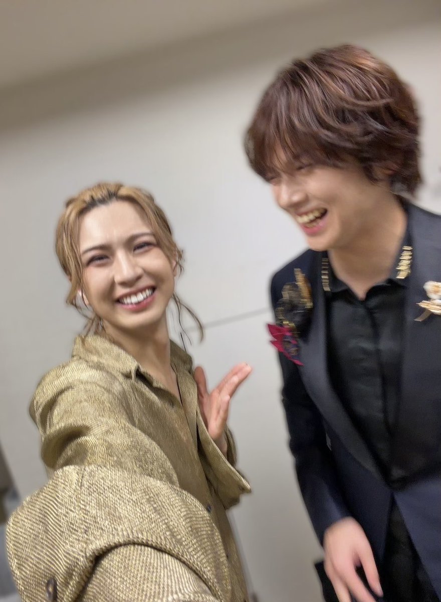 Kenji_Staff's tweet photo. 浦井です！
#岡宮来夢 くんの1st  Concert「The Fanfare」にゲスト出演させて頂きました！来夢は最高のエンターテイナーです！
数日前までご一緒だった #星風まどか さんの楽屋が隣でして、マネージャー達も一緒に大賑わいでした！
来夢！本当におめでとうー！ https://t.co/i1MhKQrIXD