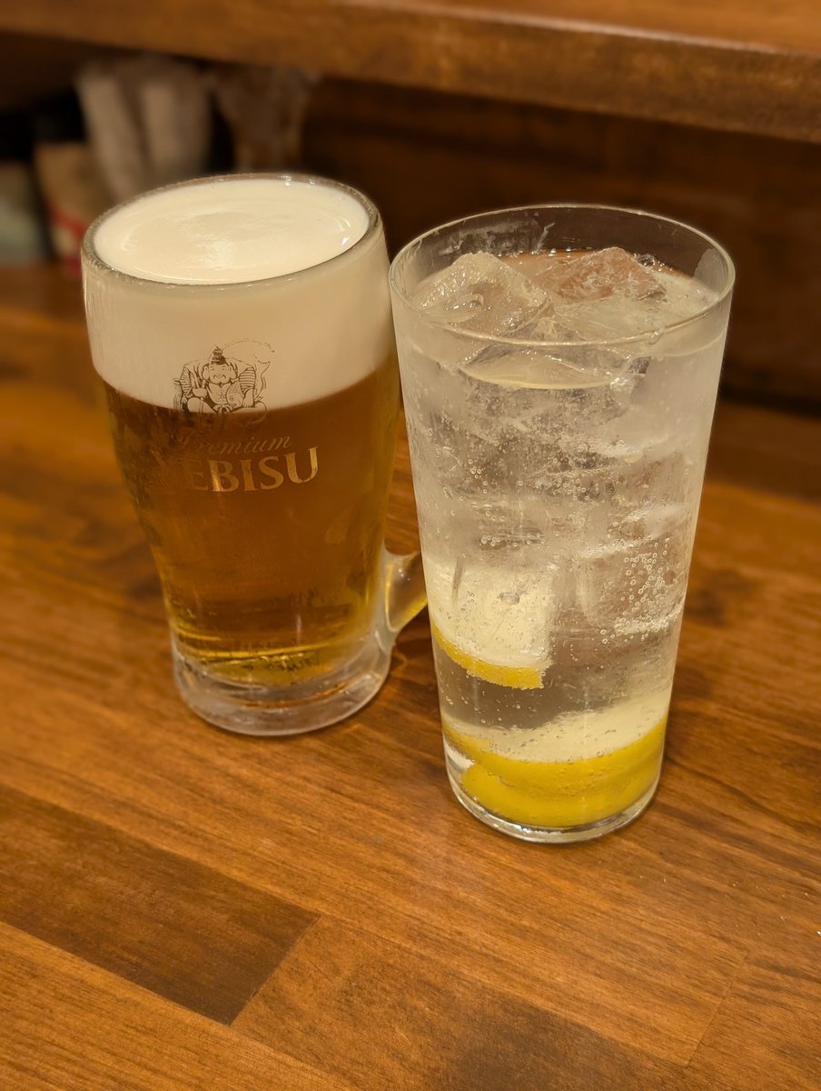 whoshotbarman's tweet photo. 滅多に会えない@uhaj大先生と飲んでます

どれくらい会えないかと言うと、2024年にクアラルンプルで会って以降会えてない

そして大阪は食い倒れの街

「食い倒れ」とは日本全国遍く���こでと食べられるもののレベルが段違いに高いことに対する称号

これこそがあてくしが伝えたい真の大阪ですわ！ https://t.co/v7wvD8ea5f