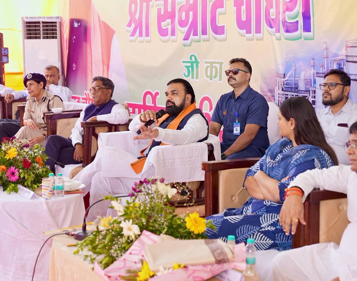 samrat4bjp's tweet photo. बिहार बनेगा उद्योग और स्किल का हब🏭

चकाई, जमुई में इथेनॉल प्लांट का निरीक्षण किया तथा औद्योगीकरण हेतु चिन्हित लगभग 9,000 एकड़ भूमि के संबंध में प्रस्तुतीकरण का अवलोकन किया। ये प्लांट अगले वर्ष तक शुरू हो जाएंगे।

जमुई में करीब ₹3,400 करोड़ के औद्योगिक निवेश से 10 हजार से अधिक प्रत्यक्ष एवं अप्रत्यक्ष रोजगार के अवसर सृजित होंगे। उद्योग, निवेश और रोजगार के माध्यम से बिहार के विकास को नई गति देने के लिए सरकार प्रतिबद्ध है।