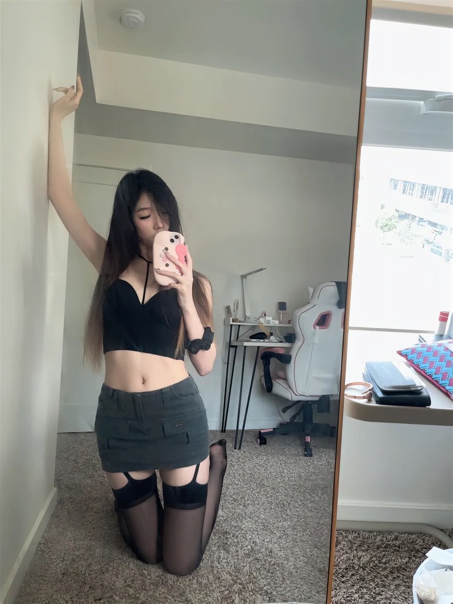 angela53fr2's tweet photo. 开始上供！！！刚拍的照片

有性感毛毛，有人想锐评一下我21岁的福嘛 🥹   

不要🚪赶紧看，我要删了… https://t.co/4C4ThKbPnV