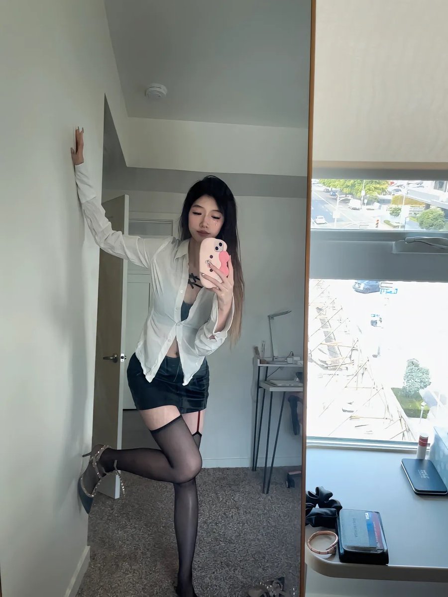 angela53fr2's tweet photo. 开始上供！！！刚拍的照片

有性感毛毛，有人想锐评一下我21岁的福嘛 🥹   

不要🚪赶紧看，我要删了… https://t.co/4C4ThKbPnV