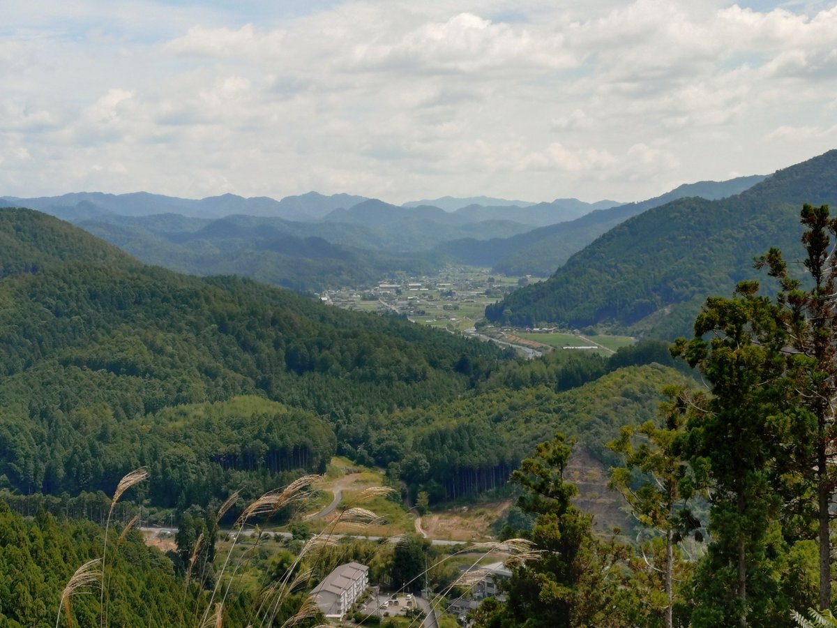 rhsnw6's tweet photo. 今年７月に訪れた周山城。
中腹からは日本海小浜方面、近江の坂本方面へ続く街道がよく見える。西側は木々で見えなかったが、往時は見渡せたんだろう。
この場所に築城した光秀の意図が分かる。
武骨な石垣も良き。 https://t.co/Blaktad5bJ
