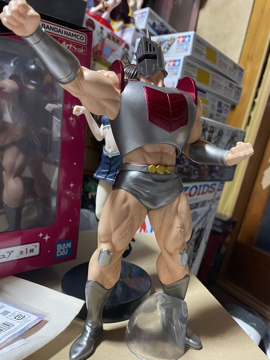 yumenomant's tweet photo. ゲームセンで獲ったロビンマスクのフィギュア、デカイなぁと思ったけどものどっちのがデカかった。 https://t.co/sCEW2x67lg